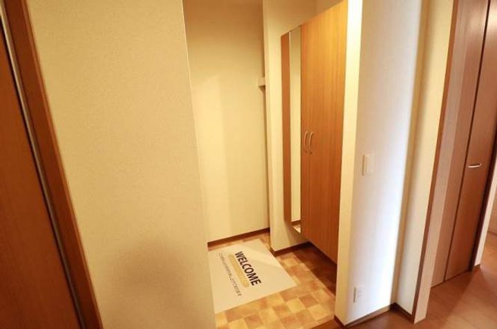 メゾン・ラフィーネ A棟の玄関