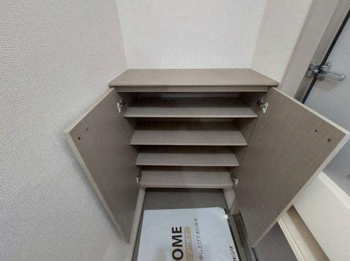 グロワール長行 B棟の玄関