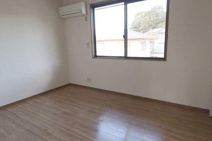 セジュール鴨生田 A棟の居間