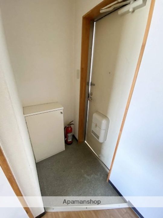 弐番館202の玄関