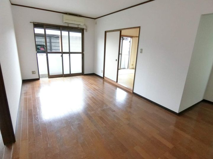 シャンセ赤坂101の居間