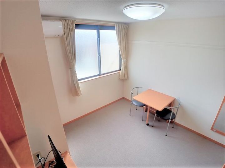 レオパレスこころ211の居間