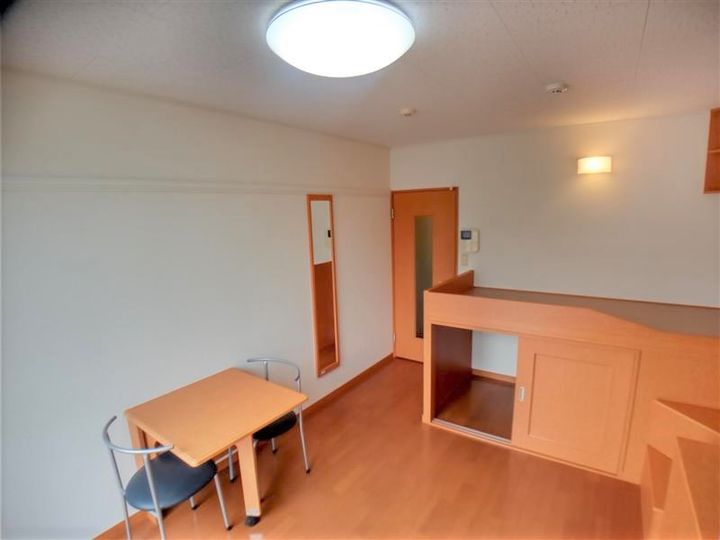 レオパレスこころ211の居間