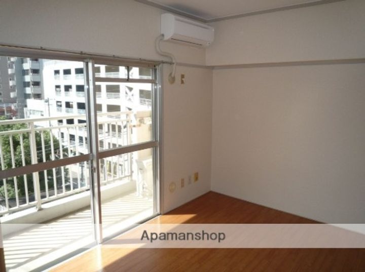 一倉ビルの居間