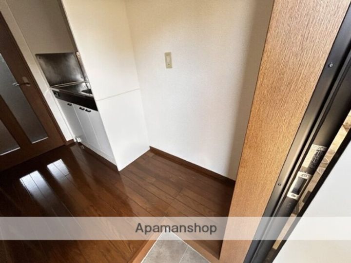 ドルチェ西新南壱号館の玄関