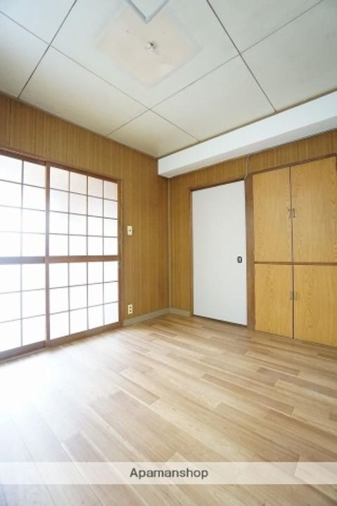 西長住ビルの居間