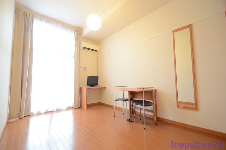 レオパレス南陽館204の居間