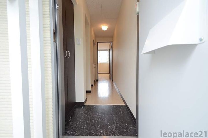 レオネクスト高縄の玄関