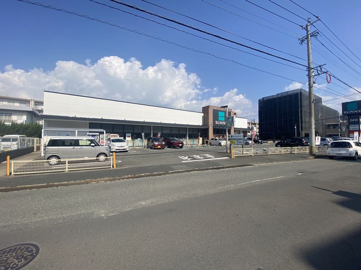 クレセント・ウエストの周辺