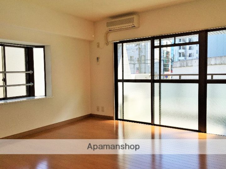 エンジョイスペース西新の居間