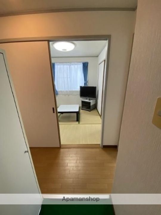 西新ロイヤルハイツの玄関