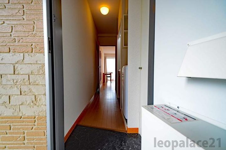 レオパレス上長尾の玄関