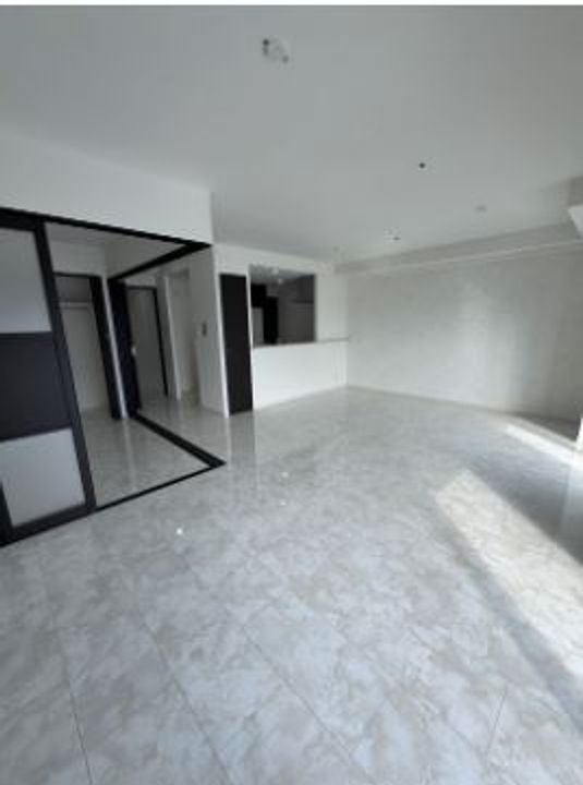 CREST西新の居間