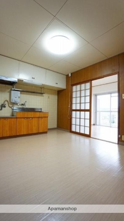 西長住ビルの居間