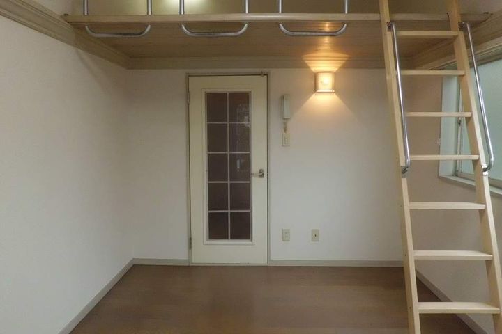 レオパレススワンの居間