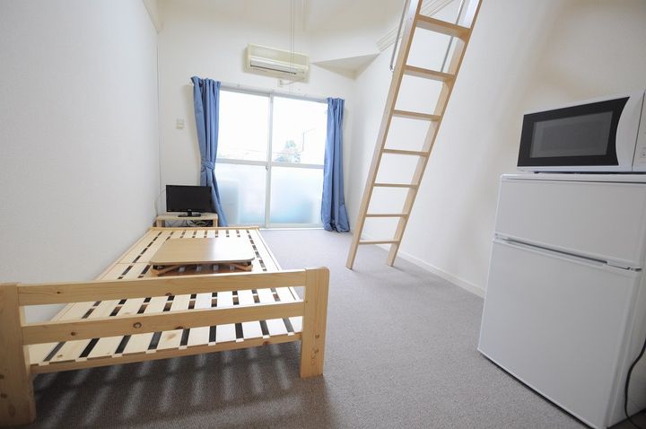 レオパレス師岡の居間