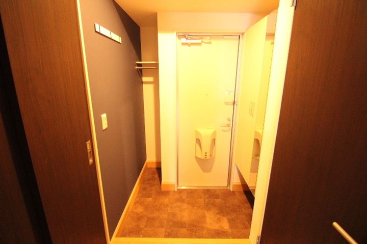 DーROOM中尾 弐番館の玄関