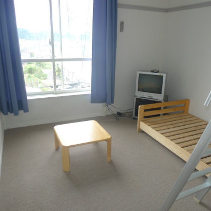 レオパレスウイング105の居間