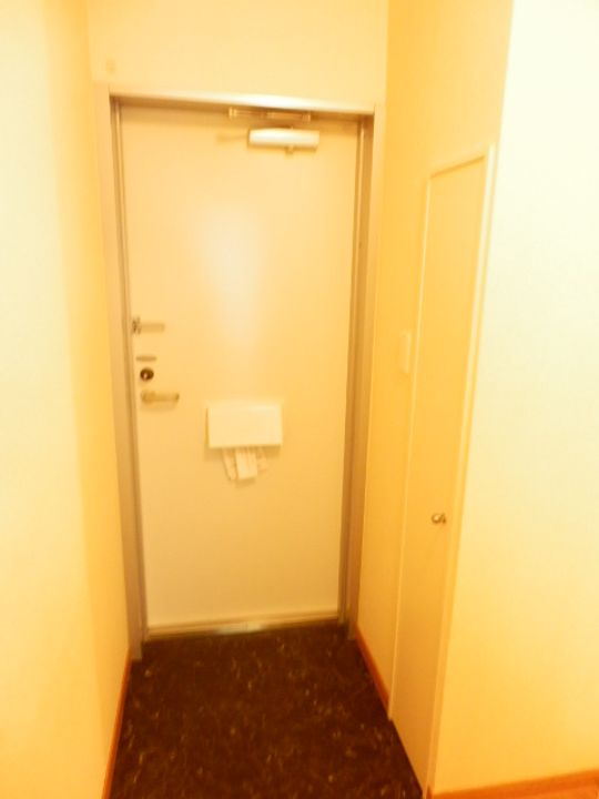 レオパレスチェリッシュ前原の玄関