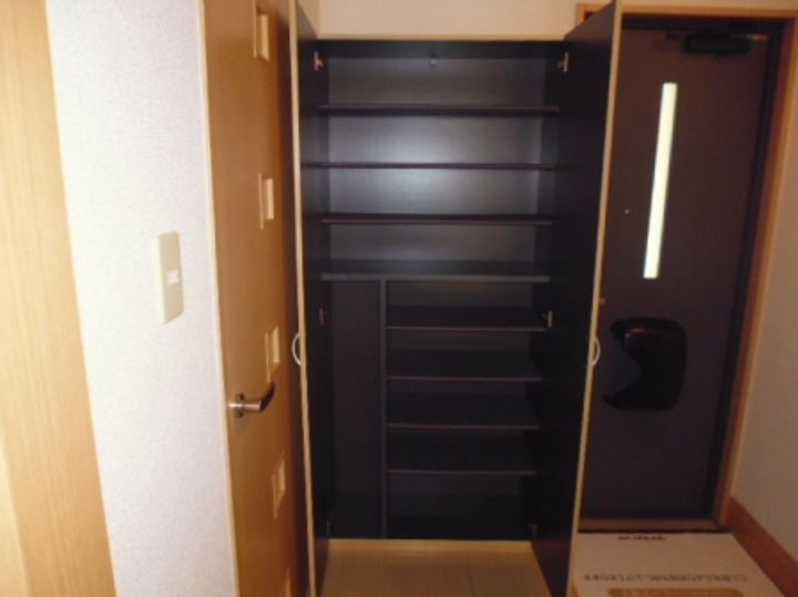 メゾン・ド・フルール D棟の玄関