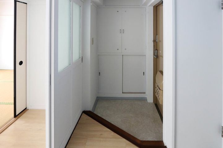 ビレッジハウス白川2号棟の玄関