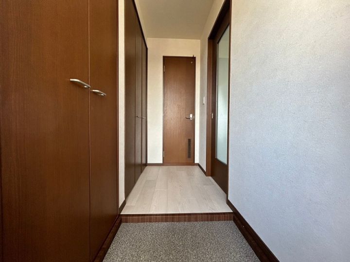 福岡県筑紫野市大字永岡の賃貸アパートの玄関