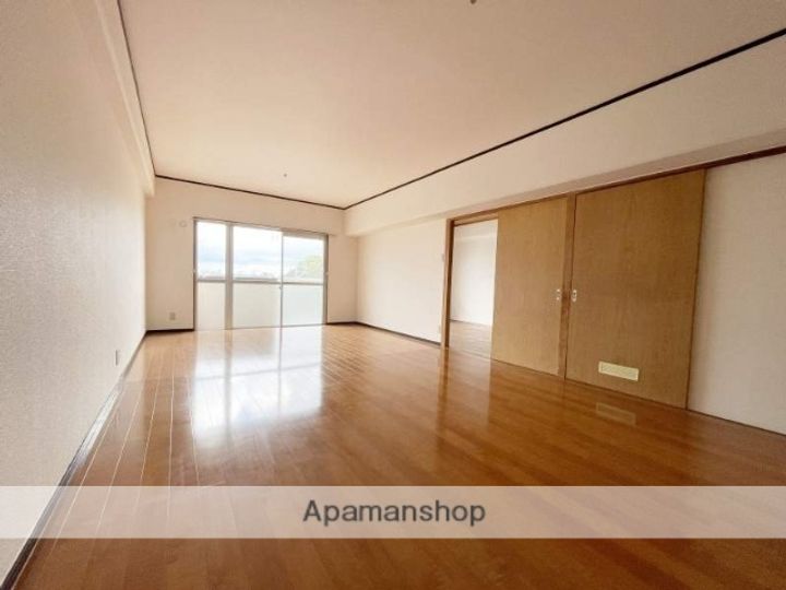 高松ビルの居間