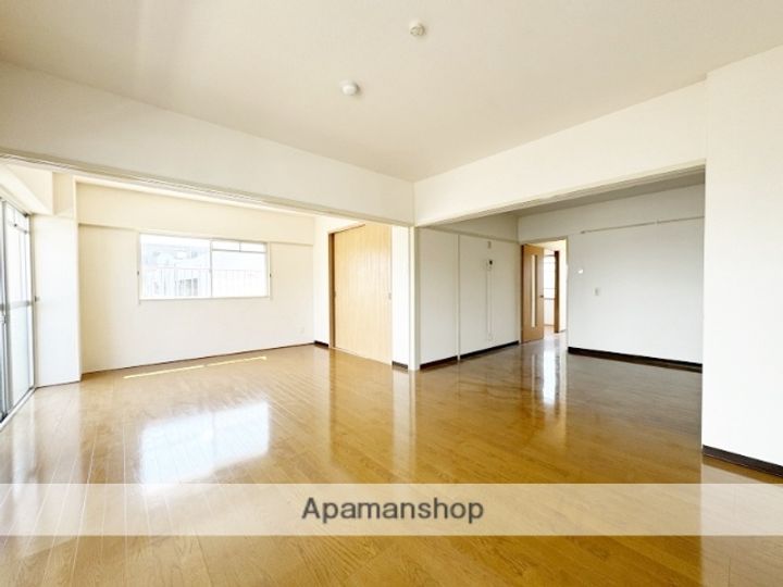 翠水ビルの居間