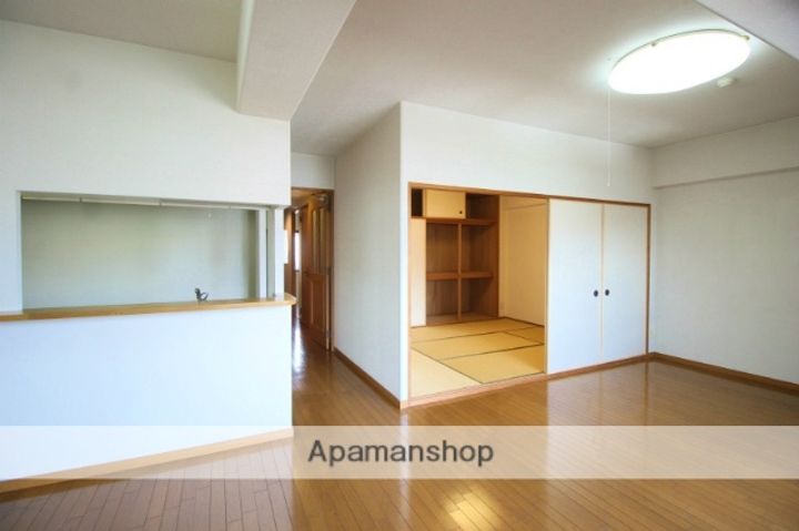 サーパス諏訪野の居間