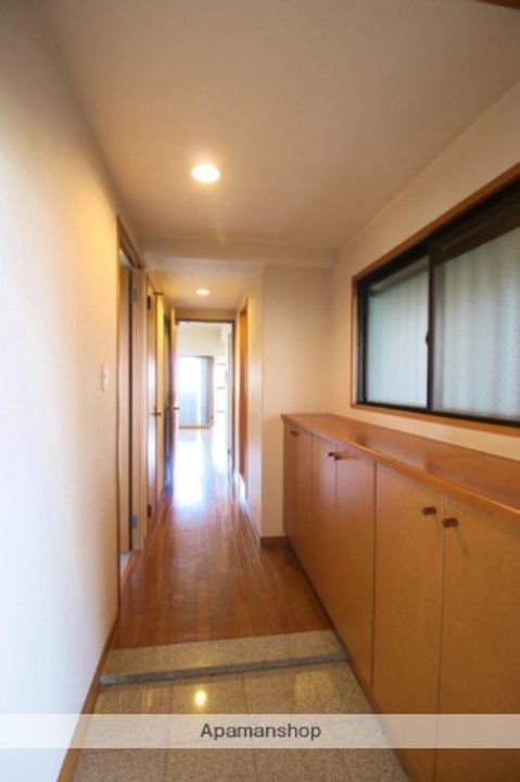 サーパス諏訪野の玄関