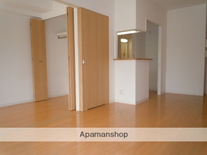 クラシオン小頭公園前201の居間