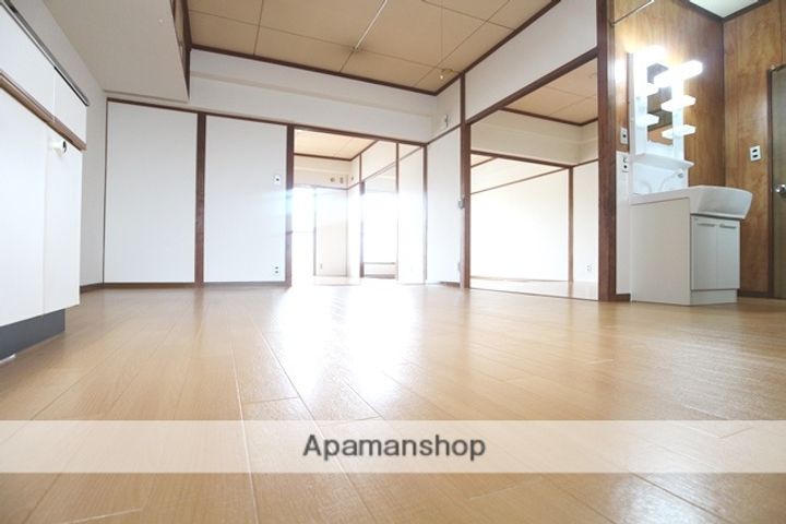 魚宗ビルの居間