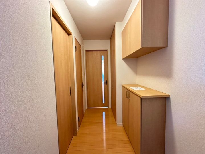 佐賀県鳥栖市弥生が丘4丁目の賃貸アパートの玄関