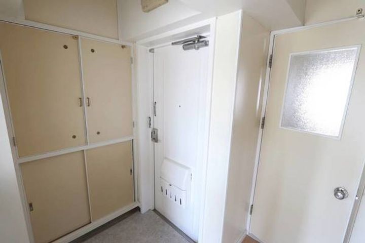 ビレッジハウス芦原1号棟0303の玄関