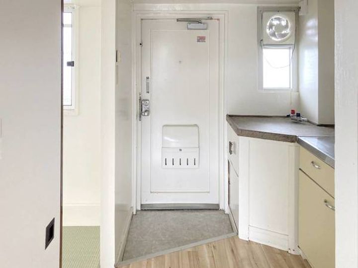 ビレッジハウス稲葉郷2号棟の玄関