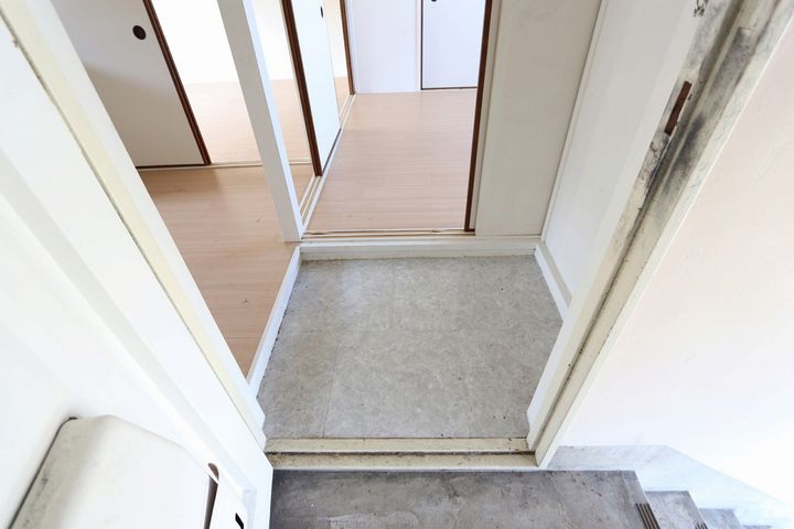 ビレッジハウス広宮沢4号棟の玄関