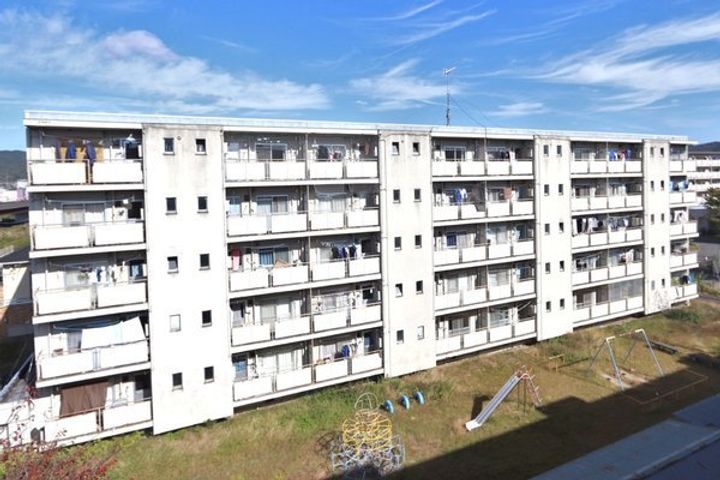 ビレッジハウス上野服部2号棟の外観