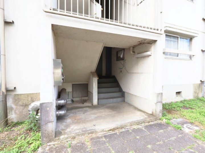 ビレッジハウス上野服部2号棟の外観