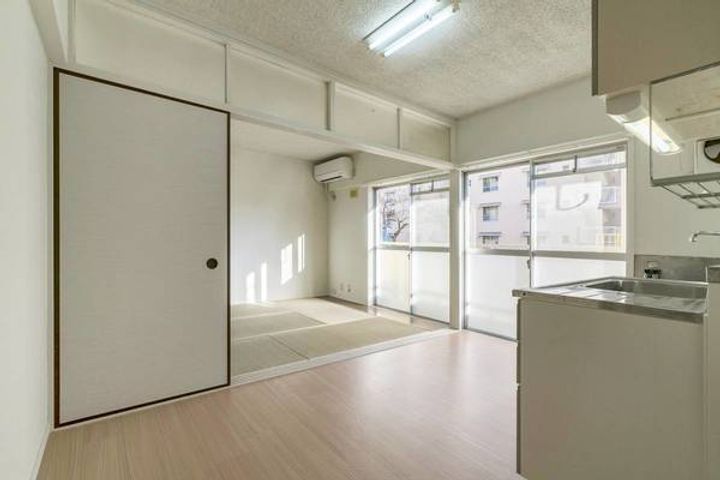 ビレッジハウス松園2号棟0206の居間