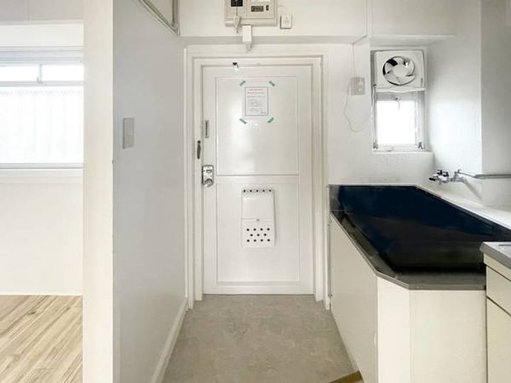 ビレッジハウス巣南2号棟0406の玄関