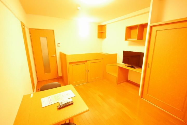 レオパレス稲荷町の居間