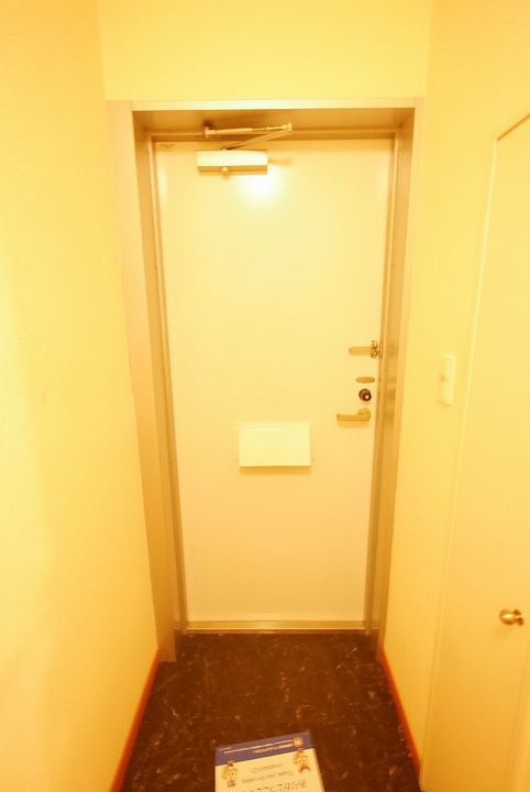 レオパレス稲荷町の玄関