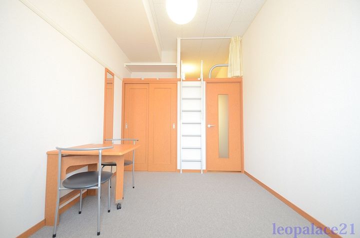 レオパレスサニーメゾン飯塚110の居間