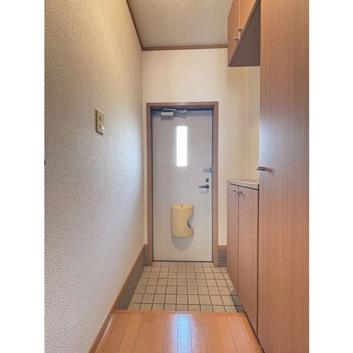 シャルマン横田B103の玄関
