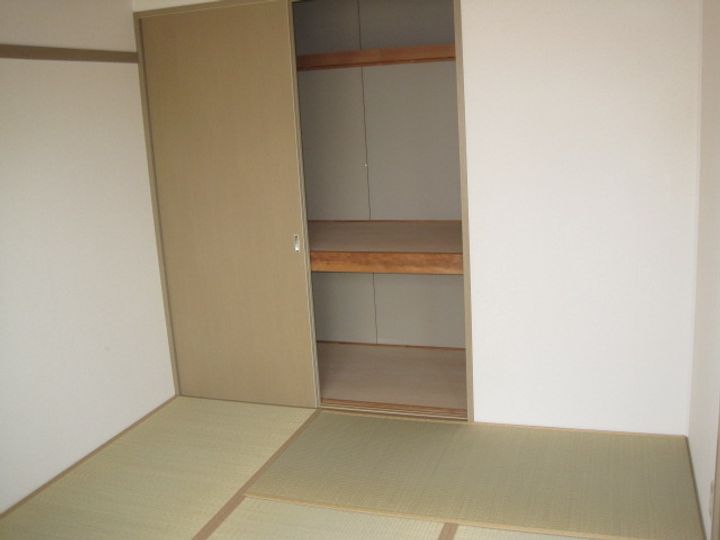 サンルージュ高梨102の居間