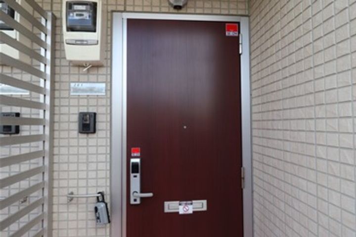 ファミーユハルナの玄関