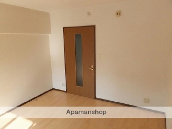 サングラッド黒髪の居間