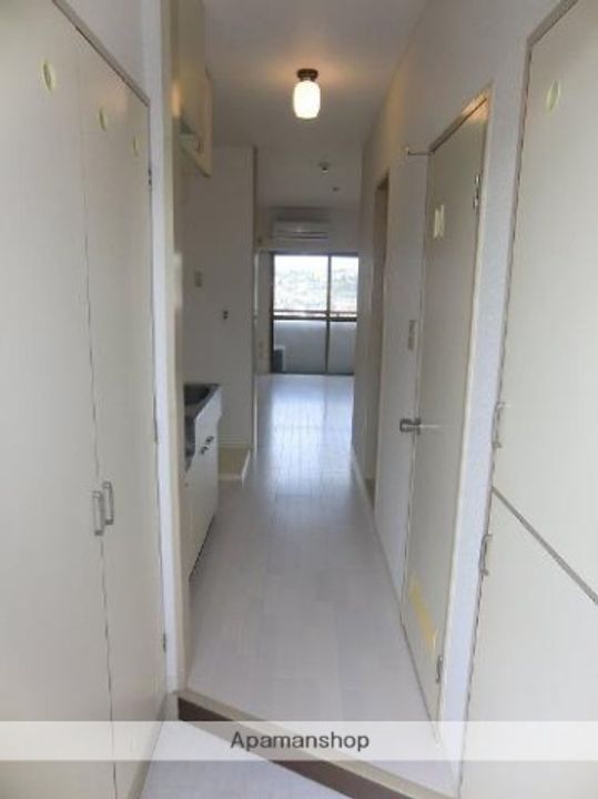 コート黒髪の玄関