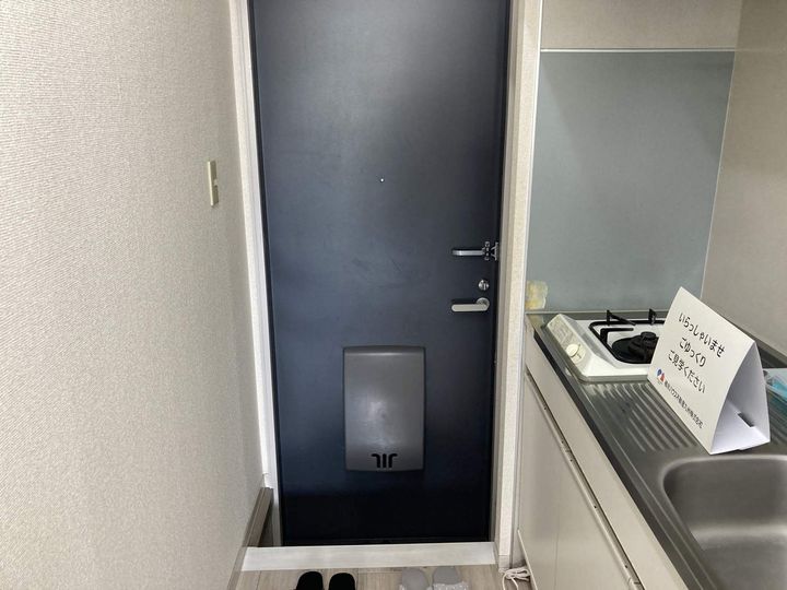 熊本県熊本市南区出仲間9丁目の賃貸アパートの玄関