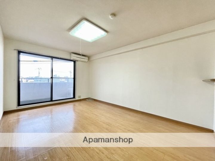 帯山ビルの居間